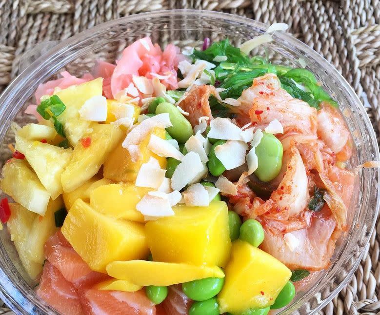 <p>Lauren poste de temps en temps des photos de ses plats. Sur cette photo, on trouve une “poke bowl” composée de riz, de saumon, de mangue et de morceaux de noix de coco.<br> Crédit photo : Instagram Lauren Tickner </p>