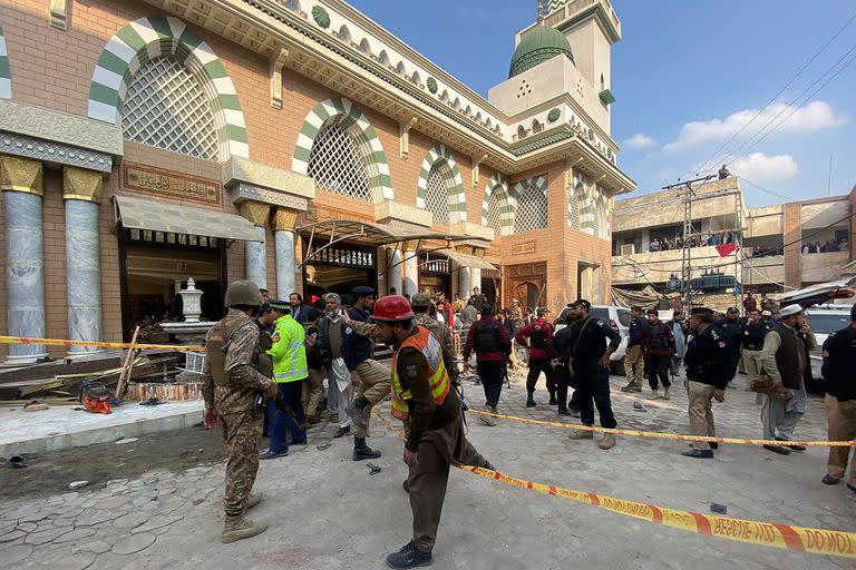 Al menos 25 personas murieron y 120 resultaron heridas en la explosión de una mezquita en un cuartel de policía en Pakistán el 30 de enero, dijo un funcionario del gobierno local