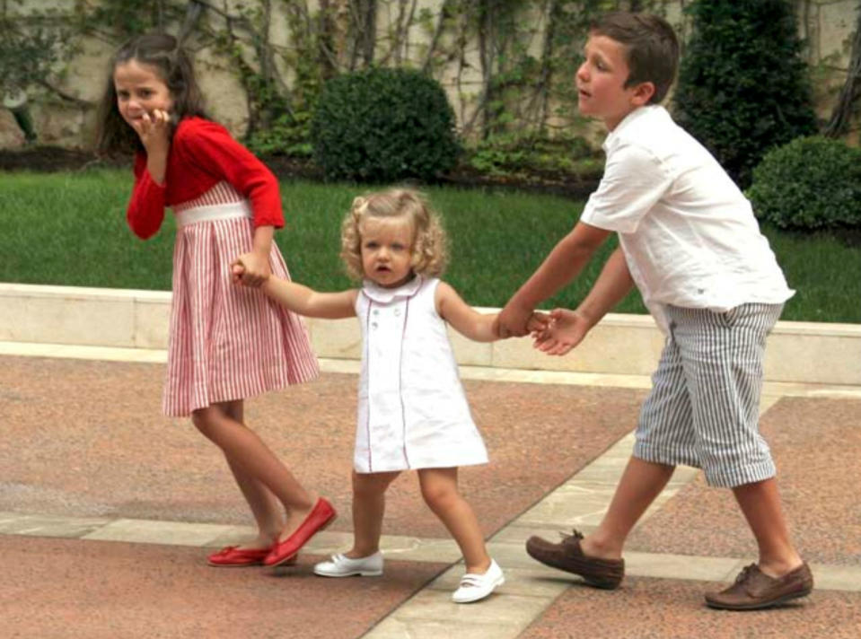 <p>Durante el posado de la familia real en Palma de Mallorca del verano de 2007, vimos a Froilán y a Victoria Federica ejercer de primos mayores con la princesa Leonor. (Foto: Gtres). </p>