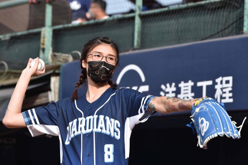 黃筱雯今日首度挑戰棒球開球。（圖／富邦提供）
