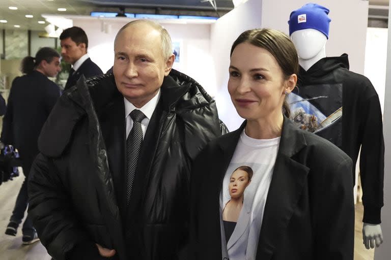 El presidente ruso, Vladimir Putin, visita una exposición como parte del foro Ideas Fuertes para un Nuevo Tiempo celebrado por la organización  Agencia de Iniciativas Estratégicas (ASI) en Moscú, Rusia, el martes 20 de febrero de 2024. (Alexander Kazakov, Sputnik, Kremlin Pool Photo via AP)