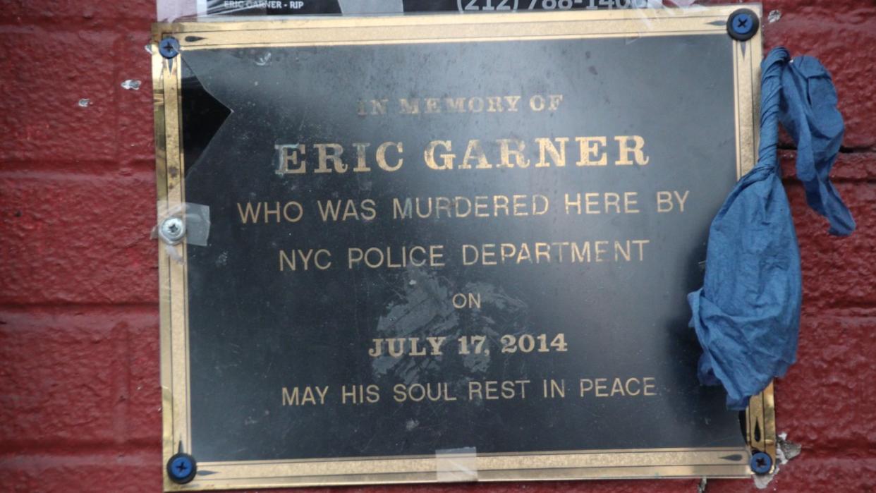 Eine Gedenktafel hängt neben einem Geschäft an der Bay Street am Tompkinsville Park im New Yorker Viertel Staten Island, vor dem Eric Garner starb. Foto: Christina Horsten