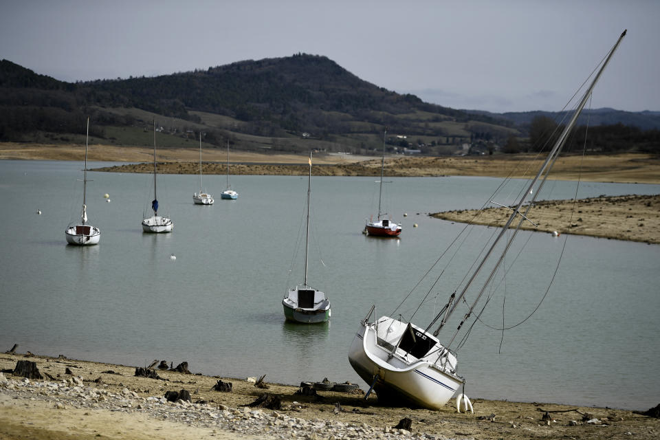 Le lac de Montbel (Ariège) à un niveau extrêmement bas, le 21 février 2023 (Photo by Valentine CHAPUIS / AFP)