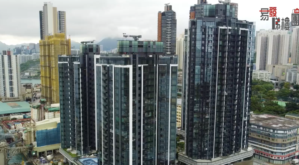 蔚藍東岸是五礦地產在香港首個發展住宅項目，位於油塘崇信街。