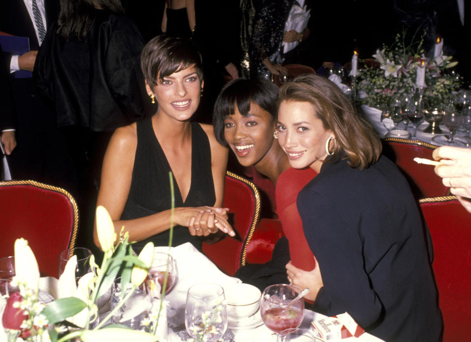 Victime de racisme, Naomi Campbell peut compter sur le soutien de Christy Turlington et Linda Evangelista à la fin des années 80. Les deux mannequins menacent notamment Dolce & Gabbana de ne pas défiler si leur amie n’est pas à leurs côtés. Ensemble, les trois modèles les plus demandés de l’industrie forment la "Trinité".