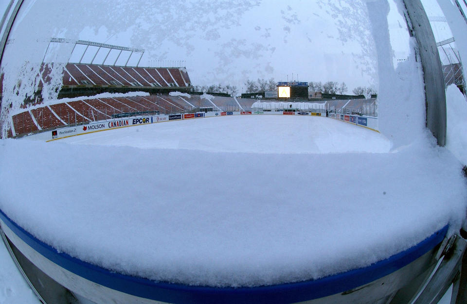 Los canadienses eligieron a Edmonton para el trascendental juego por las eliminatorias a Catar 2022. Un lugar gélido y cavernoso. El Estadio Commonwealth fue rebautizado para este partido como el <strong>"Estadio </strong><a href="https://twitter.com/hashtag/Iceteca?src=hashtag_click" rel="nofollow noopener" target="_blank" data-ylk="slk:#Iceteca;elm:context_link;itc:0;sec:content-canvas" class="link "><strong>#Iceteca</strong></a><strong>" (Foto: </strong>Getty Images)