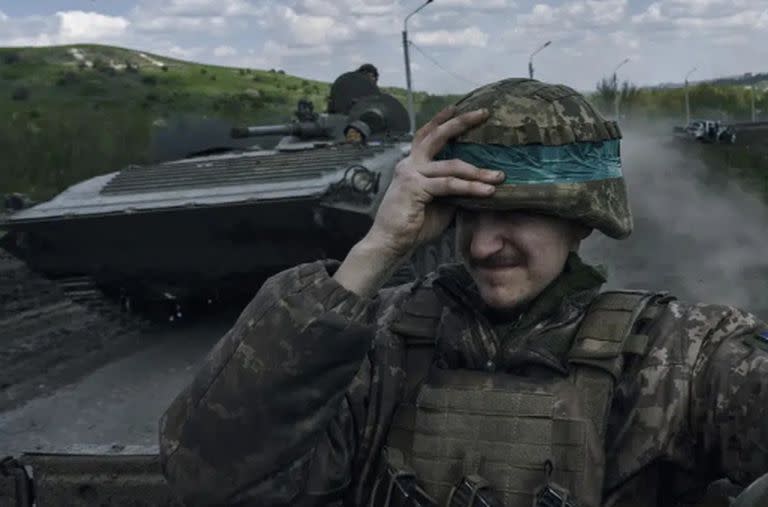 Un soldado ucraniano sostiene su casco mientras monta un APC en Bakhmut, en la región de Donetsk, Ucrania, miércoles 26 de abril de 2023.