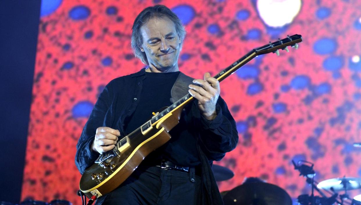  Snowy White performs with Roger Waters at the O2 Arena in London on May 19, 2008 