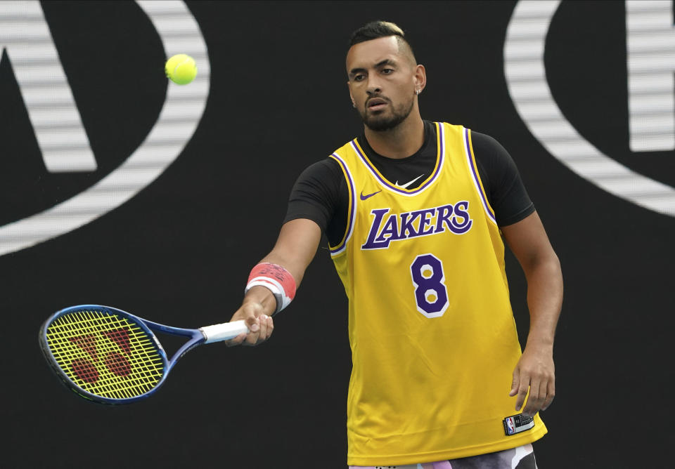 El australiano Nick Kyrgios porta un jersey como tributo al fallecido basquetbolista Kobe Bryant durante el calentamiento para el duelo de la cuarta ronda del Abierto de Australia ante el español Rafael Nadal, el lunes 27 de enero de 2020, en Melbourne, Australia. (AP Foto/Lee Jin-man)