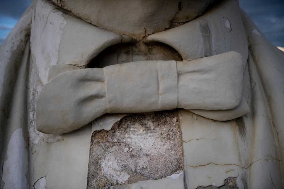 A decaying bust of former US President Abraham Lincoln is seen August 25, 2019, in Williamsburg, Virginia. (Photo: Brendan Smialowski/AFP/Getty Images)