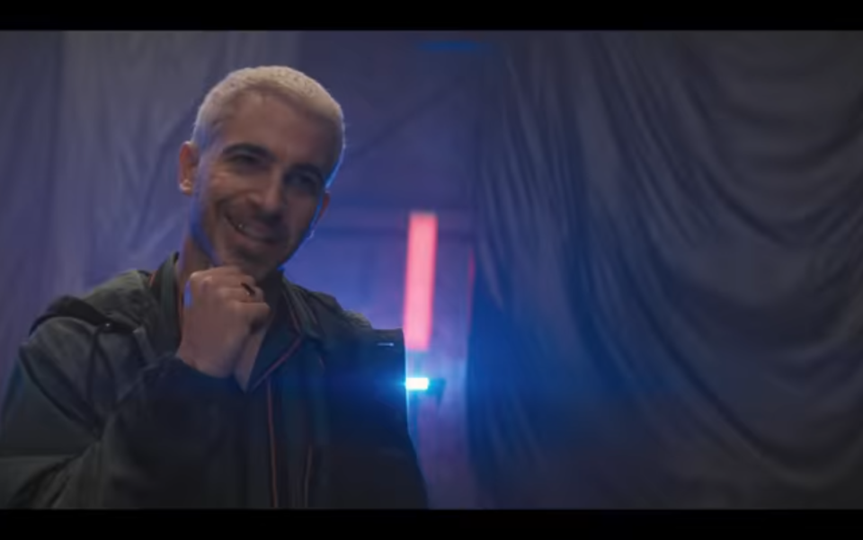 Chris Messina and his new blonde hair in <em>Birds of Prey</em>. (Photo: Warner Bros./YouTube)