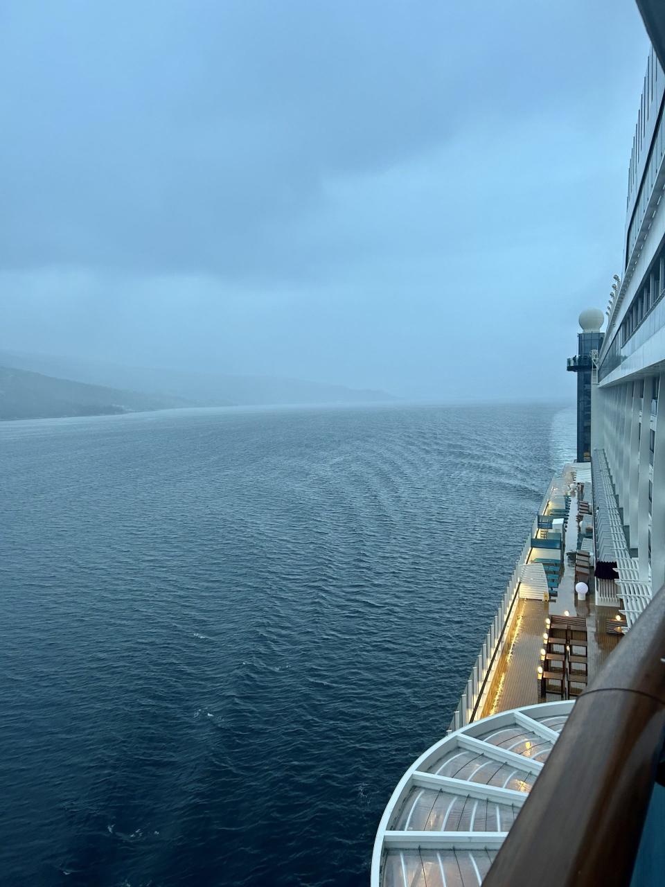 Um 6 Uhr morgens war der Himmel über dem Aurlandfjord noch etwas bedeckt. - Copyright: Julia Poggensee