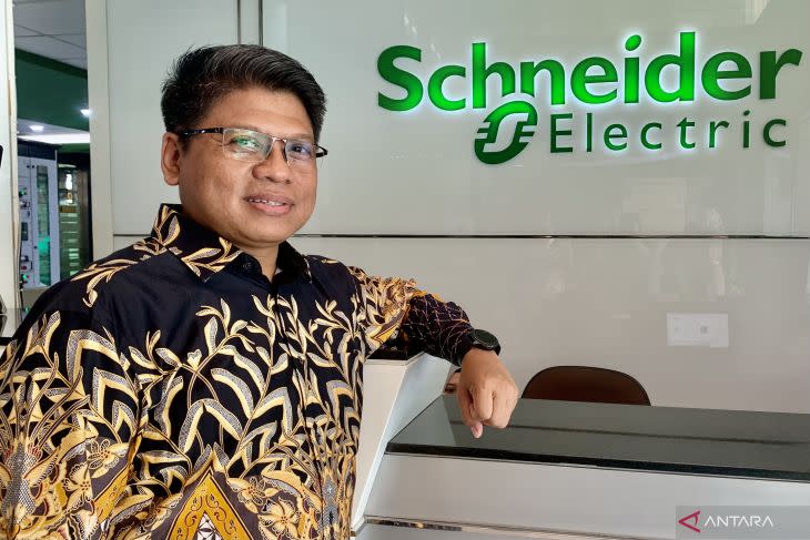 Plant Director Schneider Electric Cikarang, Joko Sutopo di depan logo Schneider Electric usai jumpa media di Cikarang, Jawa Barat, Kamis (28/7/2022). Schneider Electric Targetkan Transisi 100% Energi Terbarukan di Pabrik Pintar Cikarang pada 2025. ANTARA / Syamsul Rizal