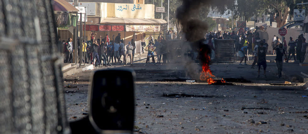 Sbeïtla, située à 30 km de Kasserine, fait partie des villes de l'intérieur tunisien défavorisé où les mouvements de protestations sont récurrents pour réclamer travail et investissements.
