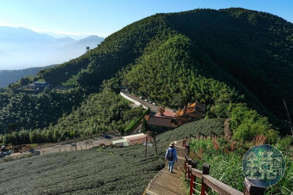 嘉義梅山龍興宮後方即是二尖山步道。