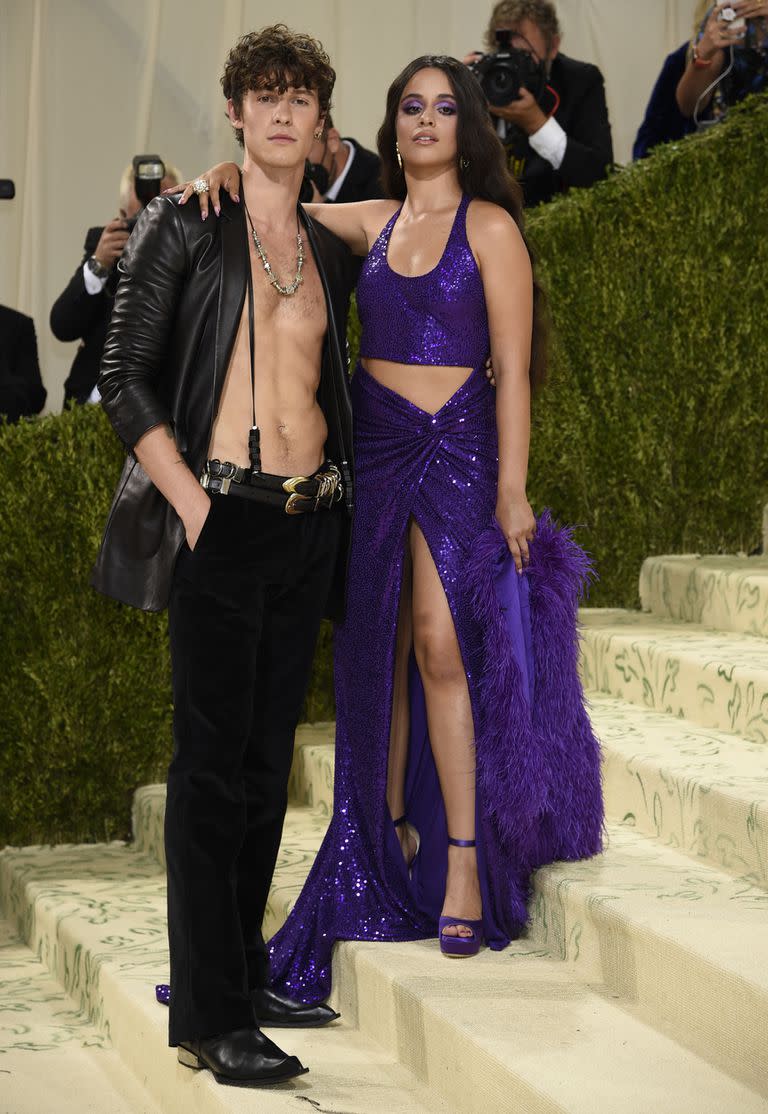 Shawn Mendes y Camila Cabello, con diseños de Michael Kors: él con una campera de cuero y pantalones Oxford de terciopelo y ella con un traje de dos piezas de lentejuelas y calzado a juego