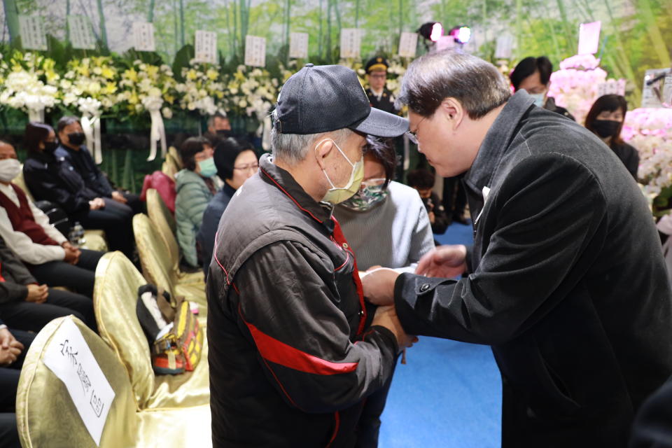 <strong>游尚樺父母在兒子告別式上難過落淚，內政部長林右昌上前慰問。（圖／翻攝畫面）</strong>