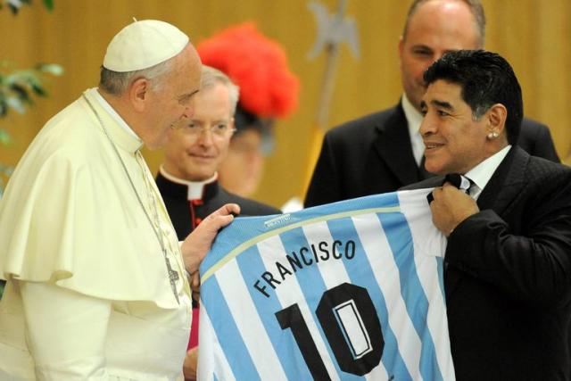 La fascinación por Maradona, la idolatría por Francescoli y quién tiene sus  trofeos y camisetas emblemáticas - LA NACION