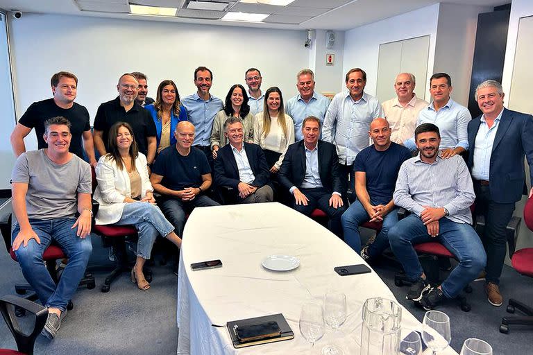 Macri, entre Grindetti y Santilli, en la reunión de la mesa bonaerense de Pro, en Olivos