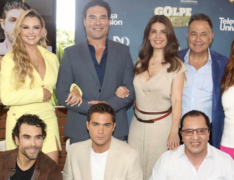 <p>Adrian Monroy/Medios y Media/Getty Images</p> Nicandro Diaz con el elenco de la telenovela Golpe de suerte