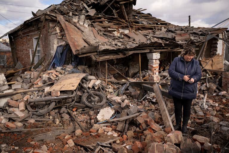 Las ruinas de una casa atacada por cohetes rusos en  Kupiansk, Ucrania el 20 de febrero de 2023.  (Foto AP /Vadim Ghirda)