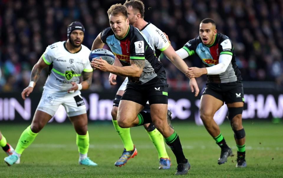 Andre Esterhuizen of Harlequins breaks to score their first tryduring the Investec Champions Cup match between Harlequins and Stade Toulousain