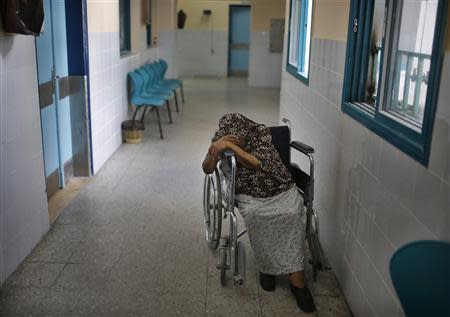 A wheelchair-bound Palestinian woman waits to undergo kidney dialysis at al-Shifa hospital in Gaza City September 12, 2013. REUTERS/Suhaib Salem