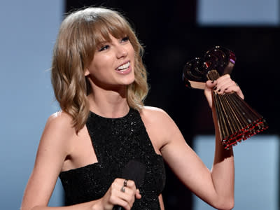 Taylor Swift wins big at iHeartRadio Music Awards (March 30)