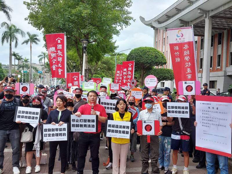 新竹縣義民中學師生和家長8日北上向教育部陳情，訴求拒絕義民中學違法解聘教師。（中央社）