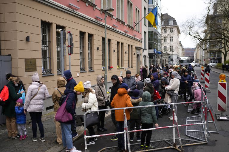 Personas de Ucrania, la mayoría de ellos refugiados que huyen de la guerra, hacen fila frente al departamento consular de la embajada ucraniana en Berlín, Alemania, el 6 de abril de 2022. (AP Foto/Markus Schreiber, Archivo)