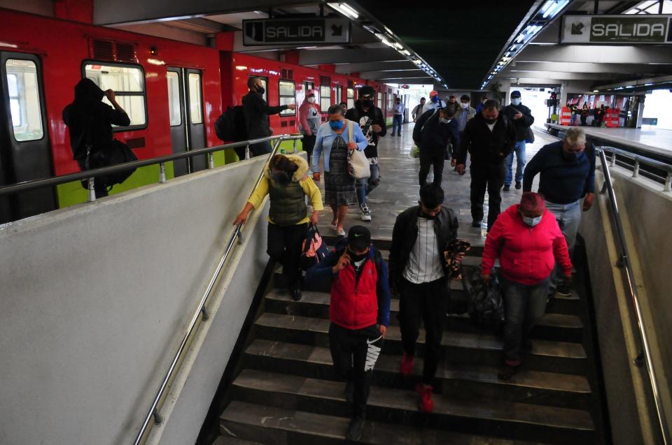 Usuarios del metro bajan en la terminal Indios Verdes de la Línea 3 del STC Metro. FOTO: Daniel Augusto/Cuartoscuro.com 