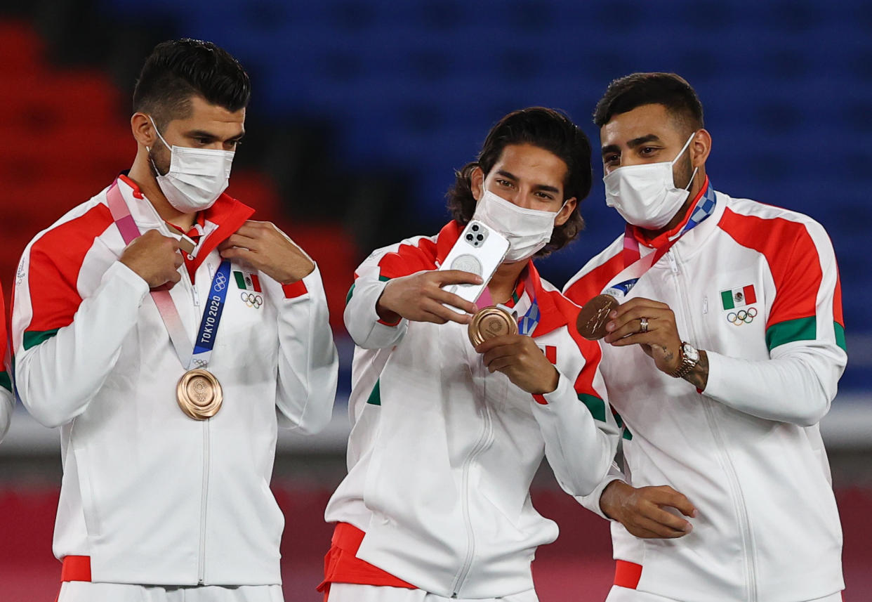 Tres jugadores mexicanos posan para una foto tras obtener la medalla de bronce en los Juegos Olímpicos de Tokio 2022. (Foto: Reuters)