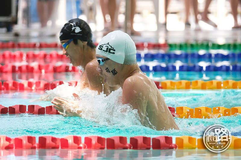 劉建希（左）以0.21秒力壓徐亦祺奪得蛙泳冠軍兼破學界紀錄。