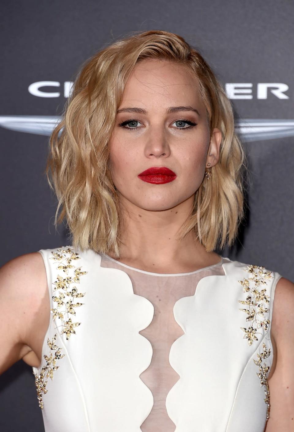 <p>The actress was the splitting image of ‘Mad Men’ star January Jones, thanks to bold red lipstick and tousled blonde cropped locks at a ‘The Hunger Games: Mockingjay Part 2’ premiere. [Photo: Getty] </p>