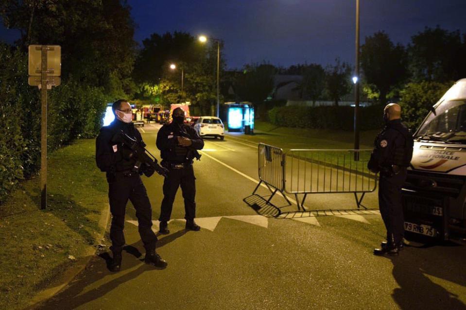 Des forces de police à Eragny (Val-d'Oise) où l'assaillant âgé de 18 ans a été abattu.  - Abdulmonam Eassa