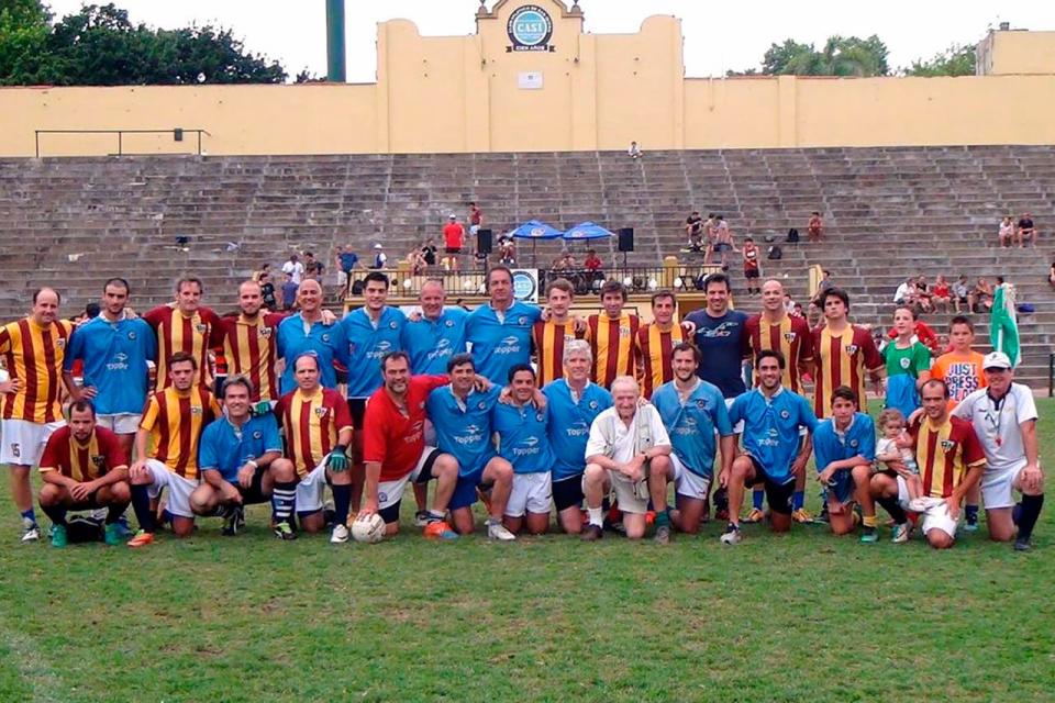 Fútbol gaélico en la cancha más emblemática del rugby argentino: CASI (celeste) vs. Resto de la Cuenca del Plata, en un partido de diciembre de 2019.