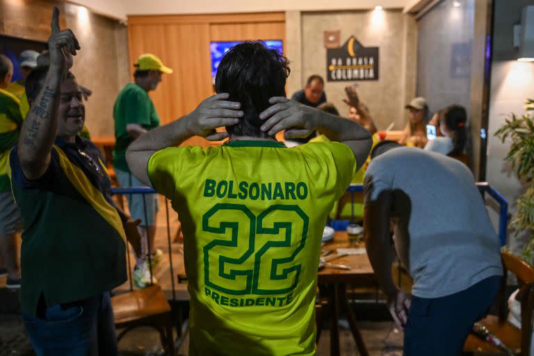 Un simpatizante de Jair Bolsonaro sigue las elecciones del domingo 