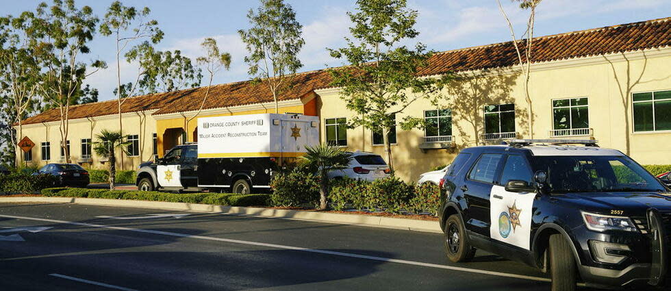 La police bloque la circulation, après une fusillade à l'église presbytérienne à Laguna Woods, Californie, aux États-Unis, 15 mai 2022.
 
