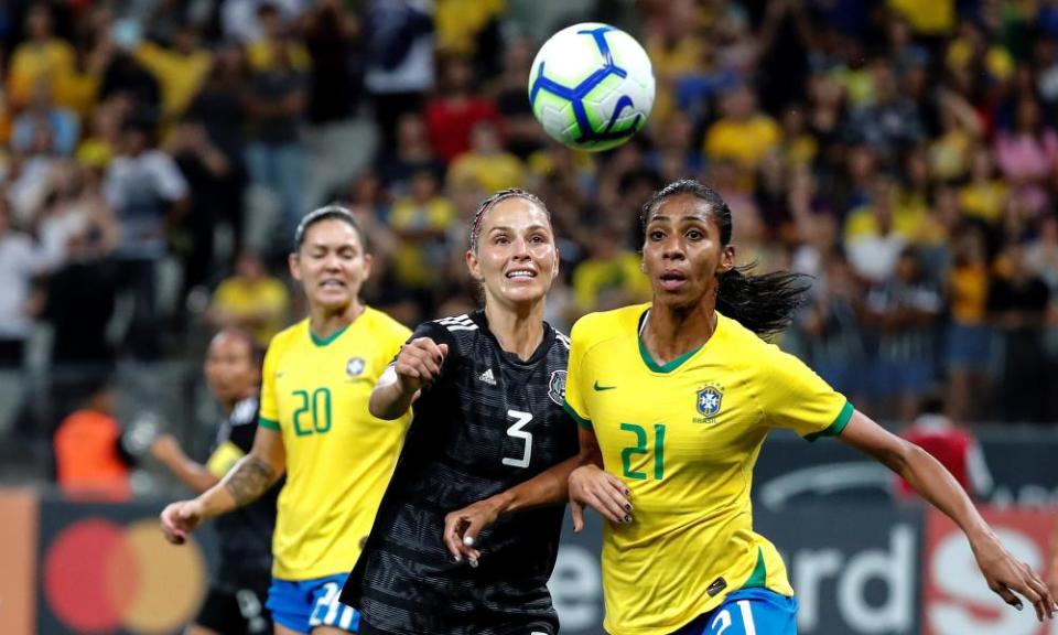 Janelly Farías (centre) in action for Mexico against Brazil.