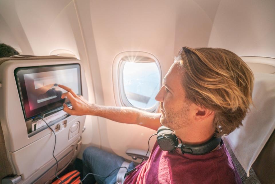 Bei den großen Fluggesellschaften gibt es ganze Teams, die sich darum kümmern, die richtigen Filme und Sendungen für die verschiedenen Passagiere an Bord zu finden. - Copyright: swissmediavision/Getty Images