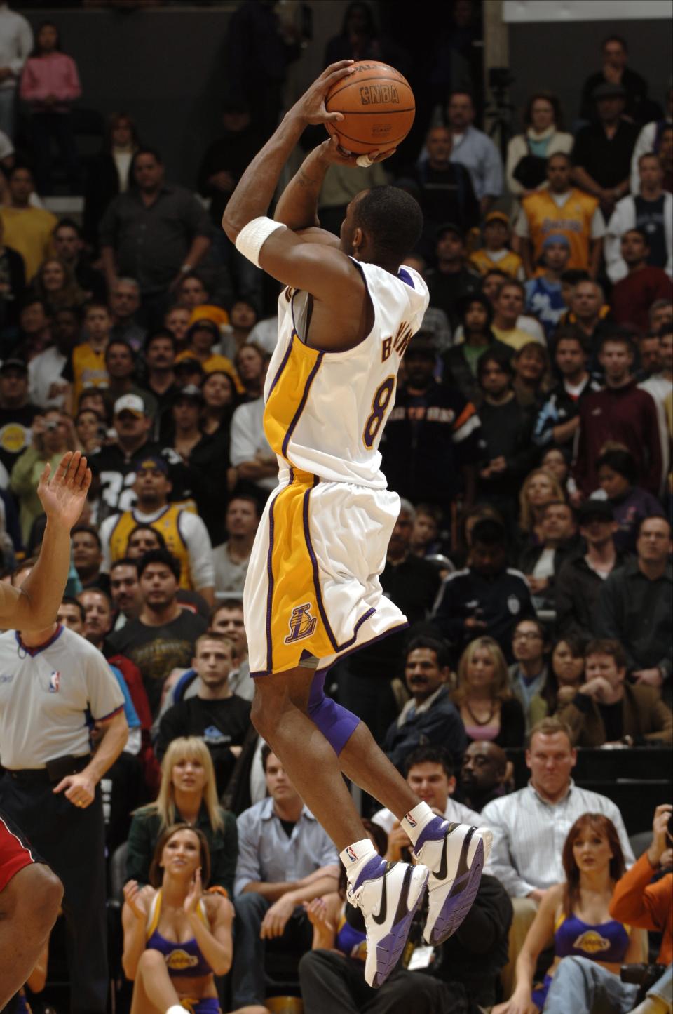 Kobe on his way to hanging 81 points on the Raptors while wearing the Nike Zoom Kobe I.