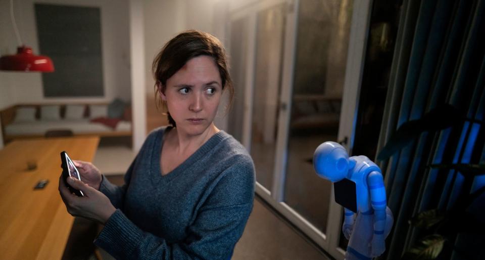 Emily Cox als Emma in "Unsichtbarer Angreifer". Alle technischen Geräte der Therapeutin scheinen plötzlich durchzudrehen. Hat sie jemand gehackt? (Bild: ZDF/Hardy Brackmann)