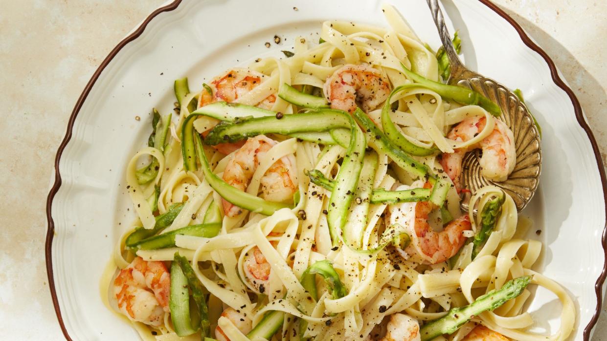 a plate of shrimp and asparagus pasta