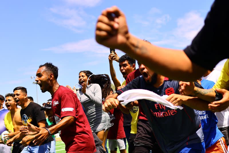 Migrantes en espera de cruzar a Estados Unidos participan en un torneo en Ciudad Juárez