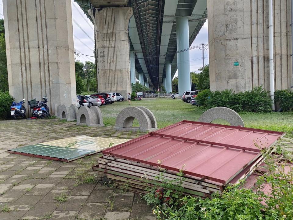 沙鹿區國道三號高速公路下方沙鹿休閒景觀步道，是民眾休閒運動的好去處，但近幾個月該處出現許多圍籬浪板，影響景觀及人車安全。（記者陳金龍攝）