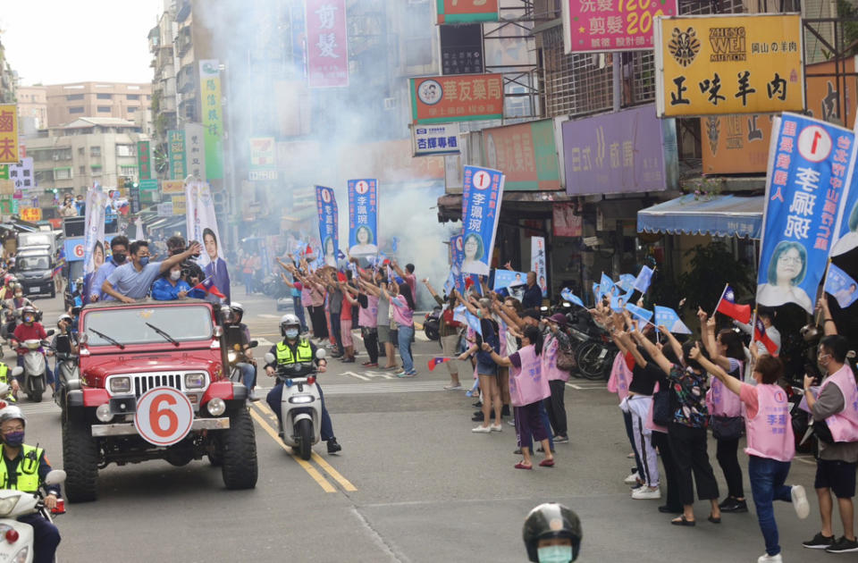 國民黨台北市長候選人蔣萬安（左）22日在台北市以車隊掃街方式全力衝刺選情，呼籲大家票投六號。（陳信翰攝）