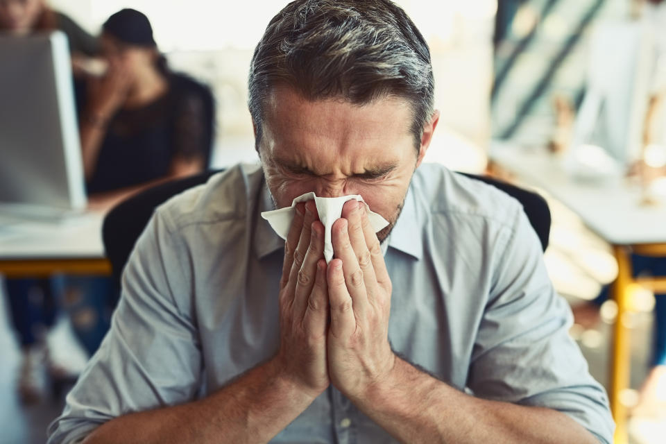 Ако имате сърбеж в носа и сълзене на очите, по-вероятно е да страдате от алергия, а не от Covid.  (Снимка чрез Getty Images)