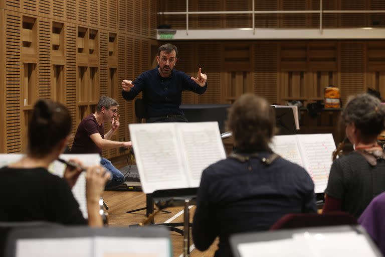 El director musical Léo Warynski al frente del ensamble del Teatro Colón que interpretará Einstein On The Beach