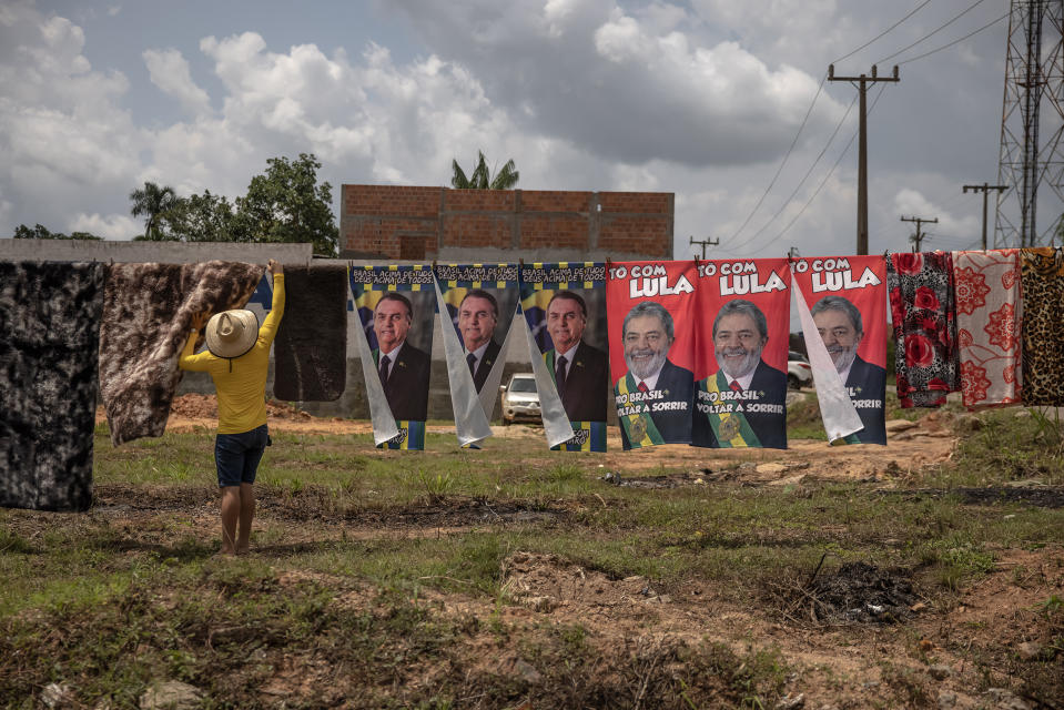 A street vendor sells towels with images of Bolsonaro and Lula near Eldorado dos Carajás in September 2021.<span class="copyright">Jonne Roriz—Bloomberg/Getty Images</span>