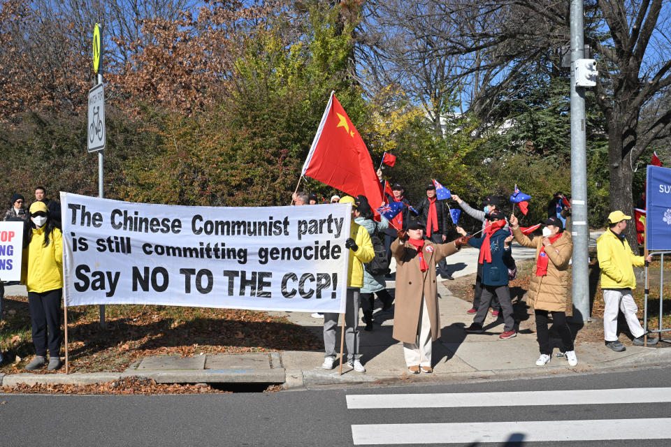 Pro China supporters and anti China protesters wave flags and banners on Commonwealth Ave in Canberra to coincide with the visit. Source: AAP